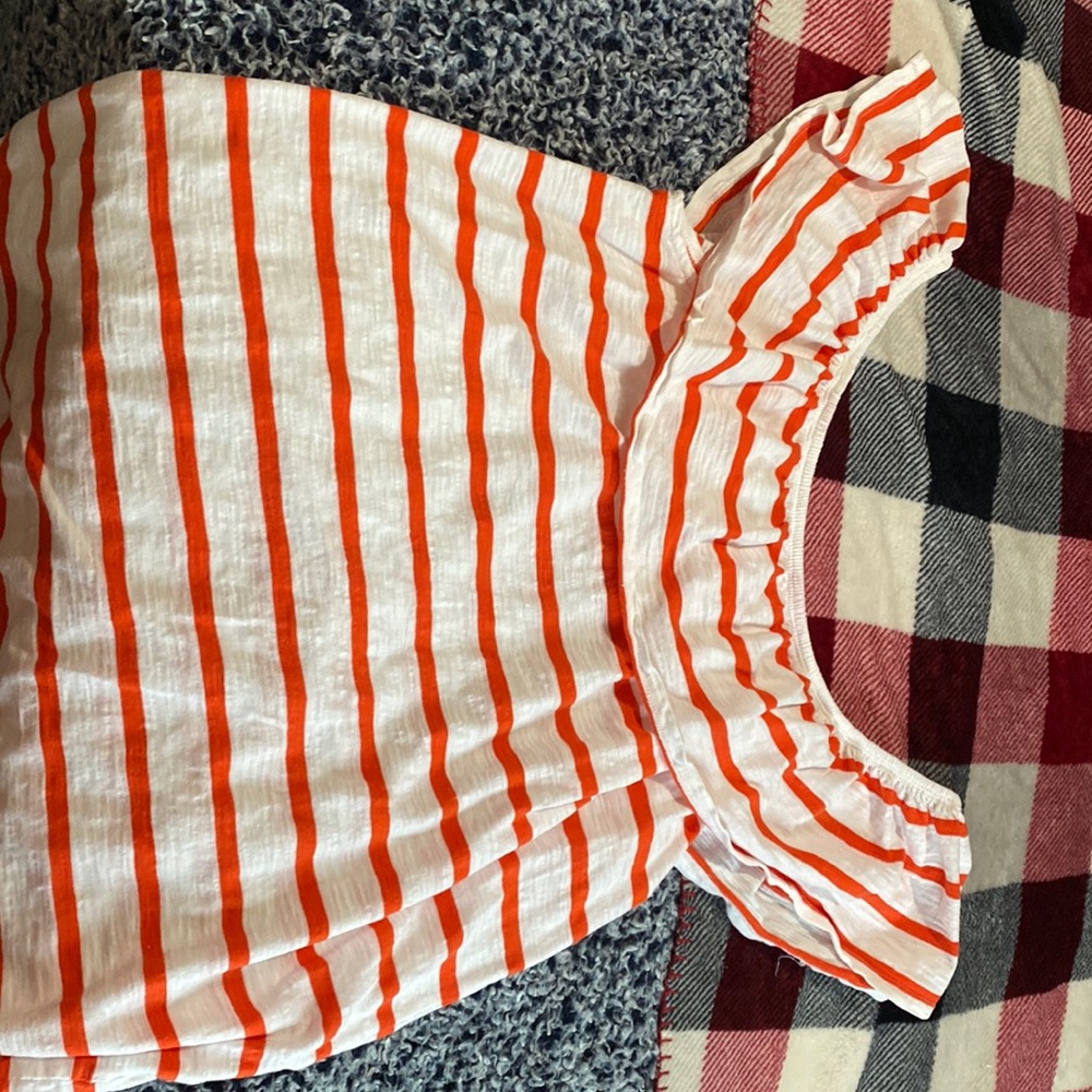 Old navy size Large top. Orange and white